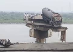 Bridge Collapse: पूल अचानक कोसळला, अनेक वाहनं नदीत; एक टँकर अडकून राहिला, तीन जणांचा मृत्यू