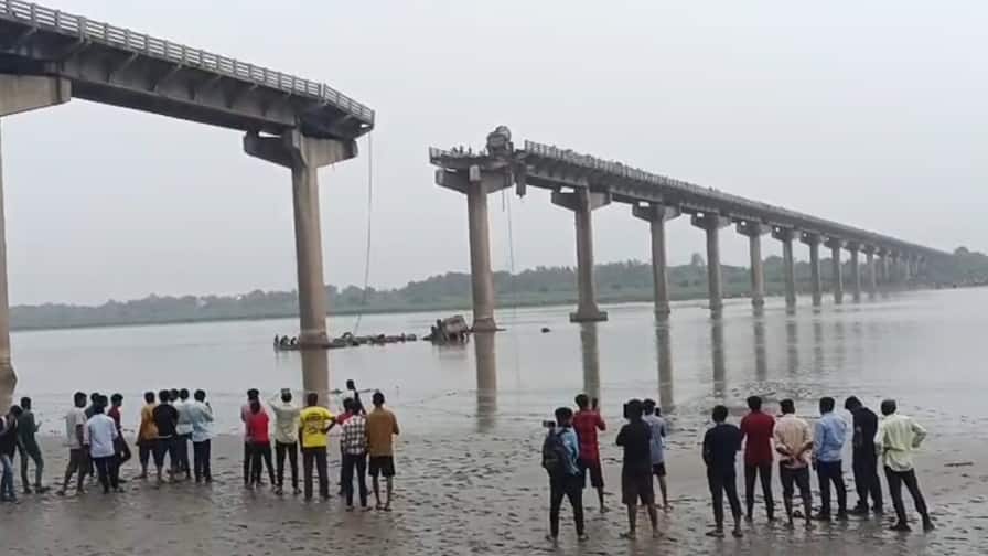 મહીસાગર નદી પરનો પાદરા-જંબુસર વચ્ચેનો મુજપુર ગંભીરા બ્રિજ તૂટ્યો, બે ટ્રક નદીમાં ખાબક્યા, 8નાં મોત The bridge at Padra and Jambusar on the Mahisagar river collapse મહીસાગર નદી પરનો પાદરા-જંબુસર વચ્ચેનો મુજપુર ગંભીરા બ્રિજ તૂટ્યો, બે ટ્રક નદીમાં ખાબક્યા, 8નાં મોત