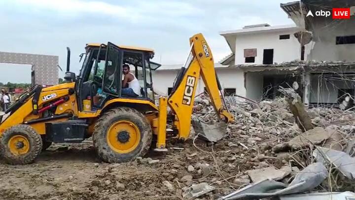 सरकारी जमीन पर बनी आलीशान इमारत का एक हिस्सा ध्वस्त कर दिया गया है.