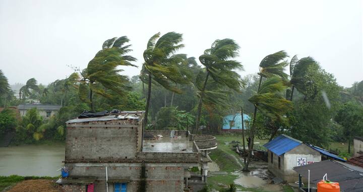 গাঙ্গেয় পশ্চিমবঙ্গের ওপর থেকে নিম্নচাপ বর্তমানে ঝাড়খন্ডের দিকে সরতে শুরু করেছে। আজ রাতের মধ্যে বাংলার ওপর থেকে নিম্নচাপের প্রভাব সরে যাবে। পশ্চিমাঞ্চলের জেলার ওপর দিয়ে নিম্নচাপ ক্রমশ সরছে।