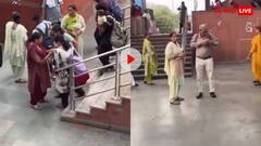 दिल्ली मेट्रो में झंडा स्कैम! चालाकी से जेब पर वार कर रहे ठग, वीडियो देख हैरान रह जाएंगे आप