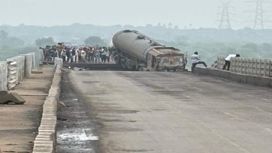 મહીસાગર નદી પરનો પાદરા-જંબુસર વચ્ચેનો મુજપુર ગંભીરા બ્રિજ તૂટ્યો, બે ટ્રક નદીમાં ખાબક્યા, 8નાં મોત