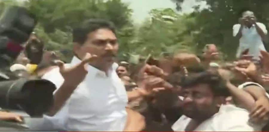 YS Jagan Chittoor Tour: కార్యకర్తని పరామర్శించేందుకు యత్నించిన జగన్, కాన్వాయ్ దిగకుండా అడ్డుకున్న చిత్తూరు ఎస్పీ