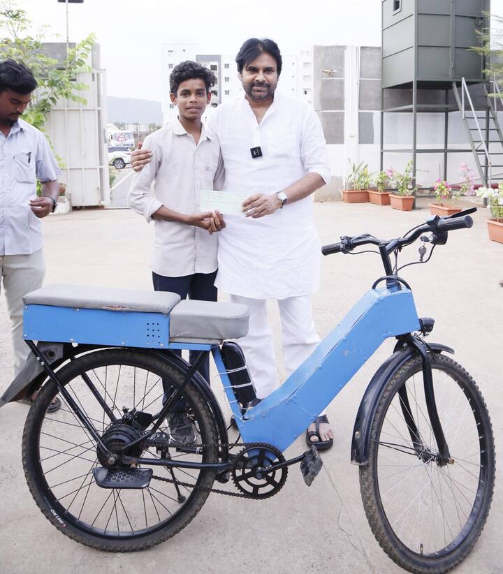 అతి తక్కువ ఖర్చుతో.. బ్యాటరీతో నడిచే సైకిల్ ను రూపొందించిన విజయనగరం జిల్లాకు చెందిన ఇంటర్మీడియెట్ విద్యార్ధి రాజాపు సిద్ధుని ఉప ముఖ్యమంత్రి, అటవీ పర్యావరణ సైన్స్ అండ్ టెక్నాలజీ శాఖ మంత్రి పవన్ కళ్యాణ్ అభినందించారు.