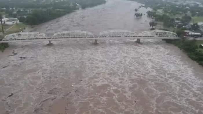 टेक्सास के खेल वार्डन बेन बेकर के अनुसार, बचाव अभियान में कई चुनौतियाँ आ रही हैं। कीचड़ और मलबे के कारण खोज अभियान में मुश्किलें आ रही हैं। बचाव अभियान में हेलीकॉप्टर, ड्रोन, खोजी कुत्तों और गोताखोरों की मदद ली जा रही है।