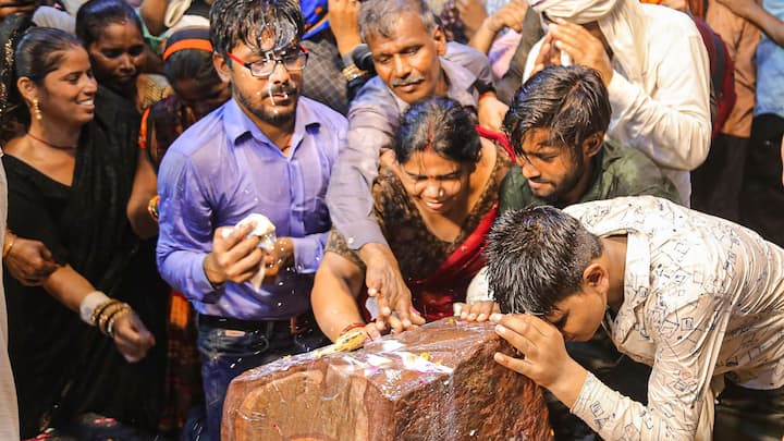 গুরুকে সম্মান প্রদানের জন্য এই দিনটায় অন্ন গ্রহণ করা যাবে না। যেটা খেতে ইচ্ছা করবে, সেটা গুরুকে নিবেদন করে খেতে হবে। ফল, মিষ্টি, রাবড়ি, দই তো আছেই। কিন্তু, এর সঙ্গে যদি ভোগ লাগিয়ে দেওয়া যায়...যেমন সুজির পায়েস, ডালিয়ার খিচুড়ি বা সামা চালের ভাত, কিংবা লুচি-পরোটা নিবেদন করতে হবে। আরতি, গুরুবন্দনা করতে হবে। সম্ভব হলে, গুরু গীতা পড়তে হবে। (ছবি সৌজন্য- PTI)