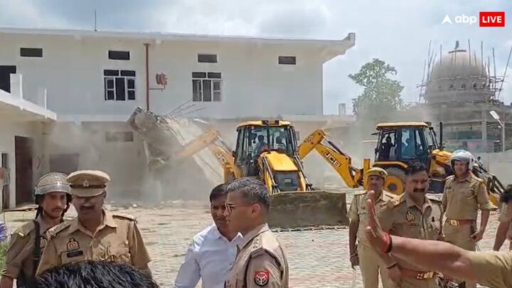 बलरामपुर जिले के उतरौला मधपुर में बनी छांगुर बाबा उर्फ जलालुद्दीन के करीबी नीतू रोहरा उर्फ नशरीन की संपत्ति पर आज दूसरे दिन भी बुलडोजर कार्रवाई की गई.