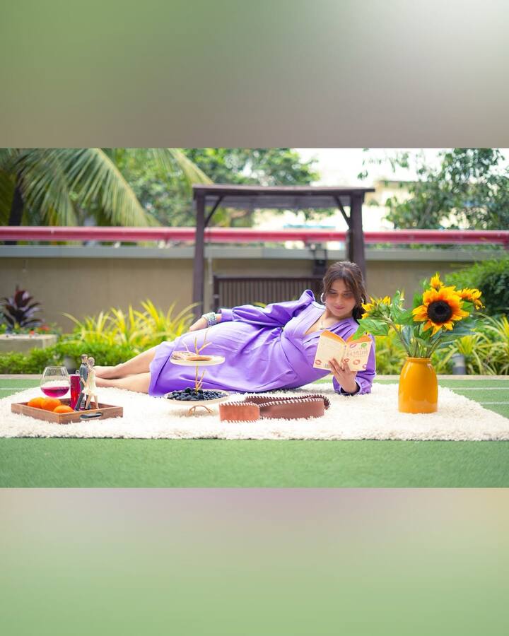 Arti slipped into a gorgeous lavender midi dress featuring a V-neckline and statement puff sleeves.