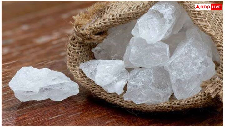 చెమటవల్ల తలలో పేలు సమస్య సర్వసాధారణం అవుతుంది. ఈ సమస్యను తగ్గించడంలో పటిక మంచి ప్రయోజనాలు అందిస్తుంది.