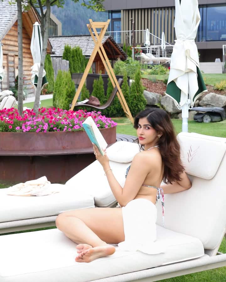 फिल्म सोनू के टीटू की स्वीटी से रातोंरात मशहूर हुईं साक्षी मलिक इन दिनों भोजपुरी जगत में तहलका मचाती नजर आ रही हैं।