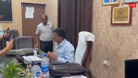कानपुर नगर का CMO कौन? दफ्तर में 2 अधिकारी, पुलिस फोर्स भी मौजूद, डीएम ने मौजूदा हालात पर साधी चु्प्पी कानपुर नगर का CMO कौन? दफ्तर में 2 अधिकारी, पुलिस फोर्स भी मौजूद, डीएम ने मौजूदा हालात पर साधी चु्प्पी