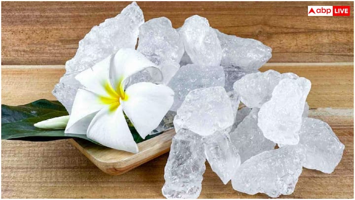 Hair Benefits of Fitkari : పటికను ఆయుర్వేదంలో ఎక్కువగా వినియోగిస్తారు. అయితే నీటిని శుద్ధి చేస్తుందని అందరికీ తెలుసు. కానీ జుట్టుకు కూడా ఎన్నో ప్రయోజనాలు అందిస్తుంది.