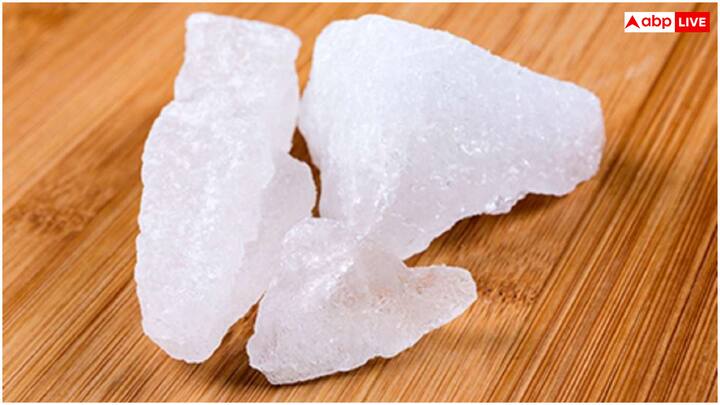 ఢిల్లీలోని మాక్స్ సూపర్ స్పెషాలిటీ హాస్పిటల్​కు చెందిన చర్మవ్యాధి నిపుణులు డాక్టర్ స్వాతి అగర్వాల్ ప్రకారం.. చర్మంపై అదనపు నూనె మురికి, శిలీంధ్రాల ఇన్ఫెక్షన్లను తొలగించడంలో పటిక సహాయపడుతుంది. క్రమం తప్పకుండా ఉపయోగిస్తే జుట్టు కుదుళ్లు బలపడతాయి.