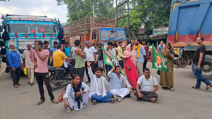 सड़क पर बैठे लोगों की यह तस्वीर बिहार के जहानाबाद जिले की है. बिहार बंद के समर्थन में उतरे आरजेडी के समर्थक और कार्यकर्ता सुबह-सुबह सड़क पर उतर गए.