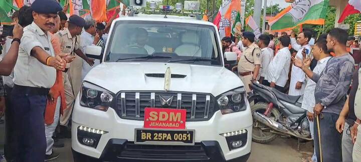 यह तस्वीर जहानाबाद जिले की है. सुबह जब बंद समर्थक प्रदर्शन कर रहे थे तो इस बीच एसडीएम की गाड़ी पहुंची तो हल्का सा प्रदर्शन तेज किया.