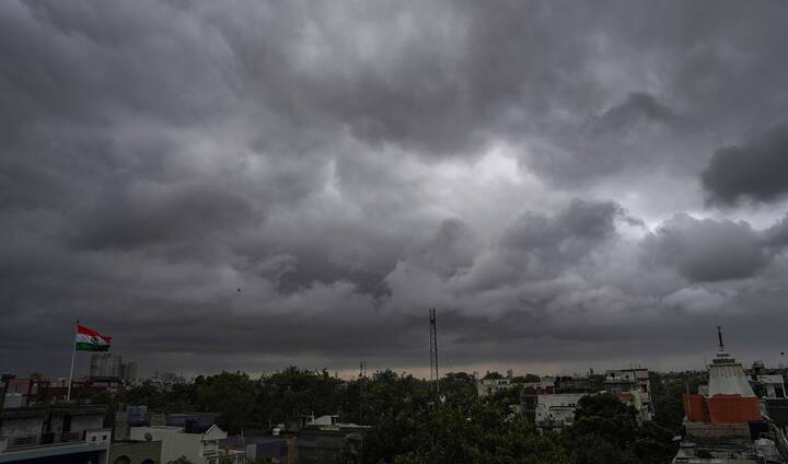 সক্রিয় মৌসুমী অক্ষরেখা গাঙ্গেয় পশ্চিমবঙ্গের নিম্নচাপ এলাকা দিয়ে উত্তর-পূর্ব বঙ্গোপসাগর পর্যন্ত বিস্তৃত। এর প্রভাবে আরও প্রায় ১৬ ঘণ্টা বাংলা এবং ওড়িশা উপকূলের সমুদ্র উত্তাল থাকবে।