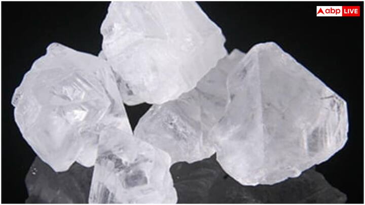 పటిక బెల్లంలో యాంటీ బాక్టీరియల్, యాంటీ ఫంగల్, యాంటిసెప్టిక్ గుణాలు ఉన్నాయి. ఇవి స్కాల్ప్​ను ఆరోగ్యంగా ఉంచడంలో, జుట్టు సమస్యలను తగ్గించడంలో హెల్ప్ చేస్తుంది.