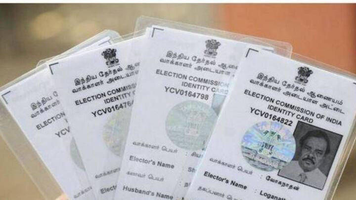 आपको बता दें नियमों के मुताबिक कोई भी नागरिक सिर्फ एक ही वोटर कार्ड रख सकता है. अगर किसी के पास एक से ज्यादा वोटर कार्ड होते हैं तो फिर उसे परेशानी का सामना करना पड़ सकता है. नियमों के तहत ऐसा गैरकानूनी है.