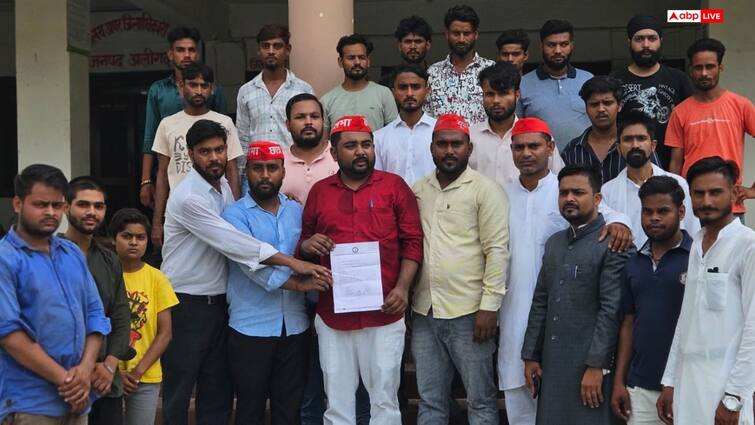 UP: प्राइमरी स्कूलों के विलय को लेकर अलीगढ़ में सपा छात्र सभा का प्रदर्शन, कलेक्ट्रेट में जड़ा ताला SP student wing protested in Aligarh against merger of primary schools by UP government ann UP: प्राइमरी स्कूलों के विलय को लेकर अलीगढ़ में सपा छात्र सभा का प्रदर्शन, कलेक्ट्रेट में जड़ा ताला