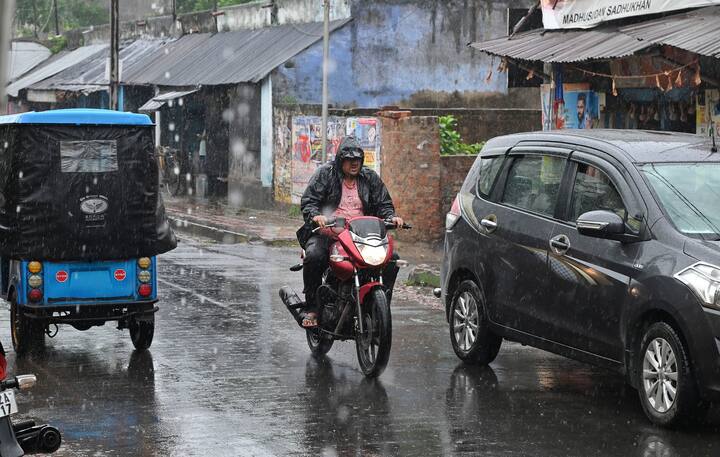 বরং একটানা বৃষ্টির পূর্বাভাস গোটা বাংলায়। আজও ভারী বৃষ্টির সতর্কতা জারি রয়েছে একাধিক জেলায়। জল জমে আরও বিপর্যয়ের আশঙ্কা রয়েছে জেলাগুলিতে।