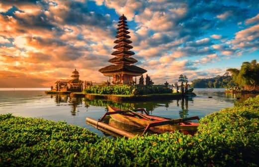 बाली अपने समुद्री तटों, रिसॉर्ट्स और नाइटलाइफ के लिए जाना जाता है. यह हनीमून और बीच लवर्स के लिए शानदार जगह है और भारतीय पर्यटकों के लिए काफी सस्ती पड़ती है. यहां का खर्च 50,000 से 1,00,000 तक का आ सकता है.