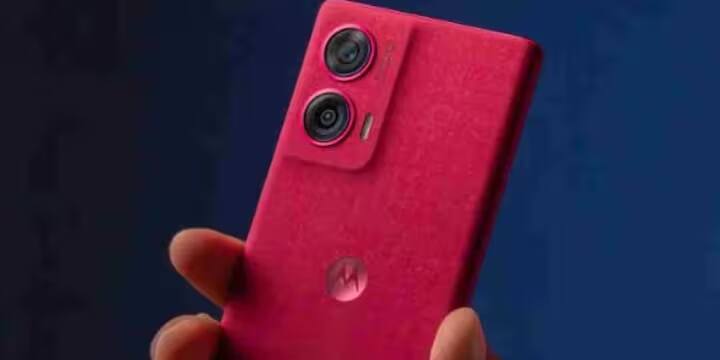 અહીં Motorola Edge 50 Fusion પર પણ એક મોટું ડિસ્કાઉન્ટ આપવામાં આવી રહ્યું છે. આ ફોનની વાસ્તવિક કિંમત 25,999 રૂપિયા છે પરંતુ તેને ઈ-કોમર્સ સાઇટ ફ્લિપકાર્ટ પર 18,999 રૂપિયામાં ખરીદી શકાય છે. આ ઉપરાંત, તમે બેંક ઑફર્સ સાથે આ ફોનને તેનાથી પણ ઓછી કિંમતે ખરીદી શકો છો.