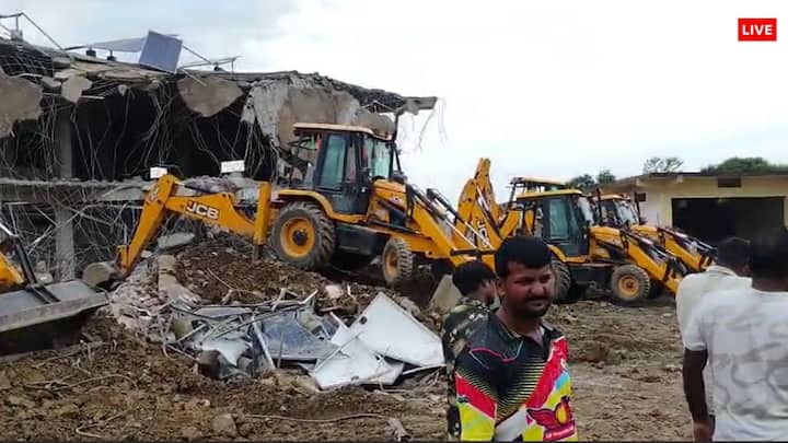 राजस्व टीम की निशानदेही पर बिल्डिंग का 75% हिस्सा ढहा दिया गया है जबकि 25% प्रतिशत हिस्सा अभी बचा है जिस पर कल बृहस्पतिवार को प्रशासन के आदेश पर बुलडोजर की कार्रवाई कर अवैध कब्जे को ढहा दिया जाएगा.