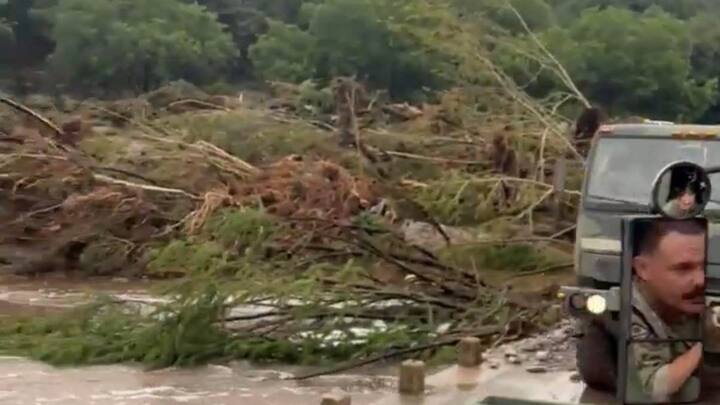 मौसम सेवा में विशेषज्ञों की कमी ने वॉर्निंग सिस्टम की प्रभाव को कमजोर किया है. इस बीच राष्ट्रीय मौसम सेवा ने रुइदोसो (न्यू मैक्सिको) में भी अचानक बाढ़ की आपात स्थिति घोषित की है.