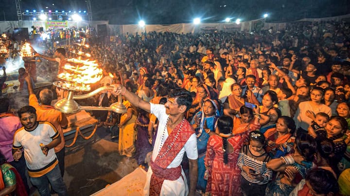 এই দিনটায় গুরুর সাক্ষাৎ পেলে তাঁর পুজো করতে হবে। নাহলে তাঁর পটচিত্রে পুজো করতে হবে। এই দিনটাতে নিরামিষ খেতে হয়। পারলে, এই দিনটায় অন্নগ্রহণ না করা ভাল। লুচি, পরোটা, ডালিয়া বা সামা চাল ...অর্থাৎ চাল বর্জন করে যে খাদ্য নেওয়া যাবে সেগুলোই খেতে হবে। (ছবি সৌজন্য- PTI)