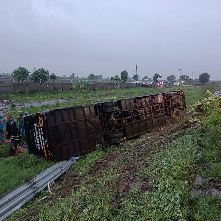 अपघातानंतर काहीवेळ मुंबई कॉरिडॉरवरील वाहतूक विस्कळीत झाली होती.