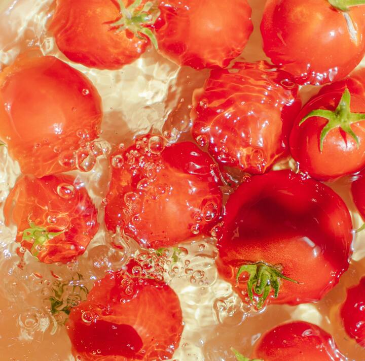 टोमॅटो आपल्या जेवणाला केवळ स्वादच नाही तर आकर्षक रंगही देतो. तो वर्षभर बाजारात सहज उपलब्ध असतो आणि त्यामुळे स्वयंपाकघरात हमखास असतोच.