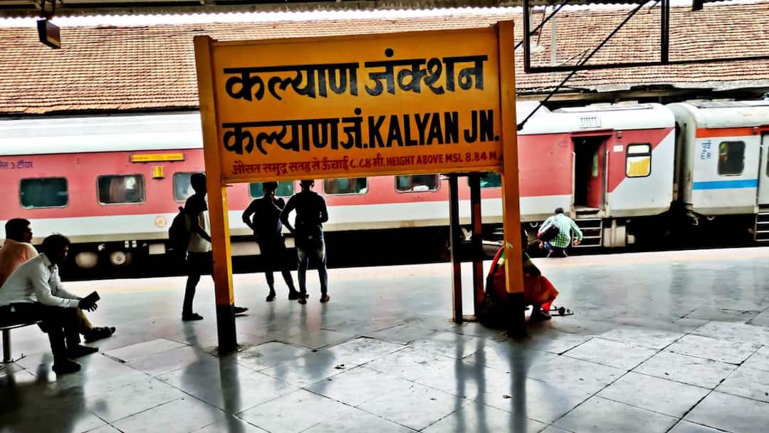 कल्याण रेल्वे स्थानकात नराधमाने मुलीला हेरलं, चालत्या ट्रेनमध्ये अत्याचार, घरच्यांनी हाकललं