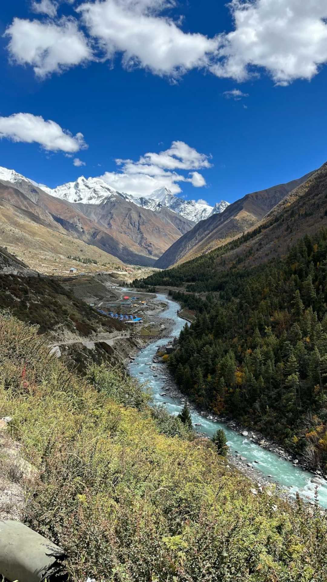 हरे-भरे पहाड़, शांत वादियां और झरनों की आवाज इस जगह को खास बनाते हैं