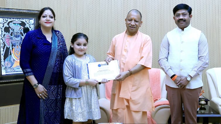 Lucknow Saundarya pandey recited Shiv Tandava to UP CM Yogi Adityanath UP: साढ़े छह साल की सौंदर्या ने CM योगी को सुनाया शिव तांडव, कई बड़े रिकॉर्ड कर चुकी है अपने नाम