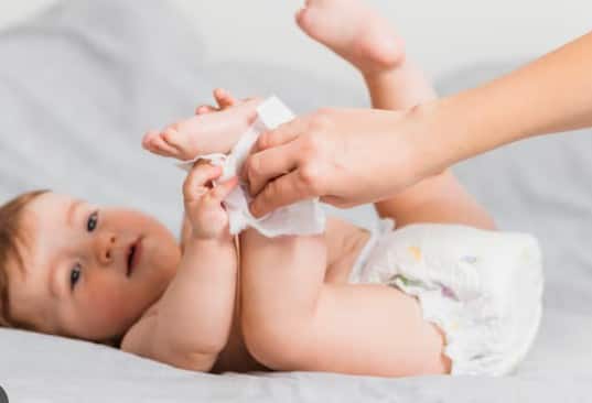 स्किन को ड्राई और क्लीन रखें: बारिश में अक्सर नमी बढ़ जाती है, जिससे फंगल इंफेक्शन होने का खतरा रहता है. इसलिए बेबी के शरीर के फोल्ड्स (जैसे गर्दन, बगल, घुटनों के पीछे) को हमेशा सूखा रखें और साफ करें.