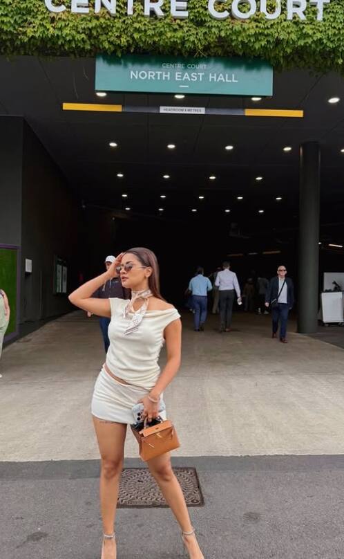 अवनीत ने मंगलवार को अपने इंस्टाग्राम पर विंबलडन चैंपियनशिप के दौरान कई फोटो शेयर की हैं. तस्वीरों में वो आइकोनिक जगह के अलग-अलग जगहों पर पोज देती हुई दिखाई दी.