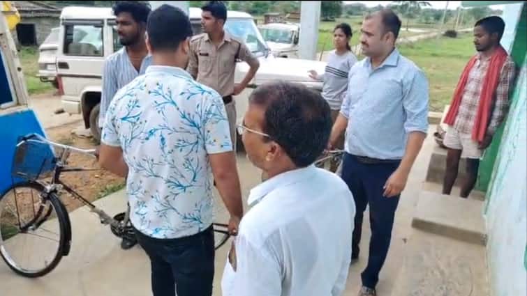 Singrauli government school principal steals cycles from student scheme recovered in khaira village in mp ann अजब MP की गजब कहानी, छात्रों को बंटनी थीं साइकिलें, प्रिंसिपल ने कर दिया ये कांड