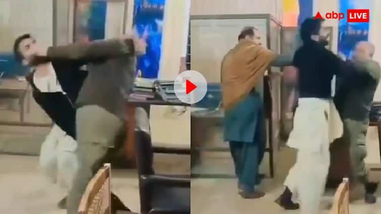 पाकिस्तान का पुलिस स्टेशन बना WWE का रिंग, फरियादी और कॉन्स्टेबल में ‘टेकन थ्री’ स्टाइल भिड़ंत