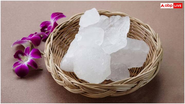 పటిక స్కాల్ప్​కు పోషణ అందిస్తుంది. జుట్టు మూలాలను బలపరుస్తుంది. తద్వారా జుట్టు రాలడం తగ్గుతుంది. పటికలో యాంటిసెప్టిక్ గుణాలు ఉన్నాయి. ఇవి స్కాల్ప్​లో బ్యాక్టీరియల్ ఇన్ఫెక్షన్లను నివారిస్తాయి. జుట్టు పెరుగుదలను పెంచుతాయి.