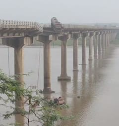 Bridge Collapses: મહીસાગર નદી પરનો ગંભીરા પુલ ધરાશાયી થતાં 9 લોકોના મોત, અનેક વાહનો નદીમાં ખાબક્યા, હચમચાવી દે તેવી તસવીરો