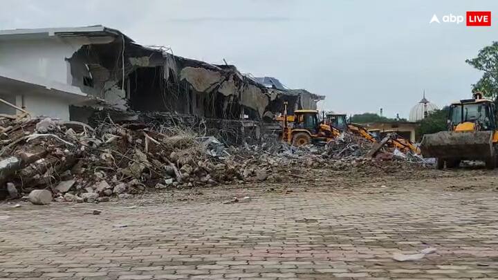 इस कार्रवाई में 8 से 10 बुलडोजर की मदद ली जा रही है. बलरामपुर एसपी विकास कुमार का कहना है कि अवैध कब्जा हटाने की जो कार्रवाई चल रही है वह जब तक नहीं पूरी होती है तब तक कार्रवाई चलती रहेगी.