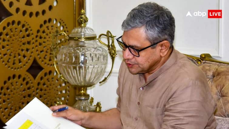 कल हुआ पिता का देहांत और आज ही ले लिया बड़ा फैसला, रेलमंत्री अश्विनी वैष्णव ने सुरक्षा को लेकर जारी किए निर्देश Ashwini Vaishnav reviewed issue related to level crossing safety and issued 11 points necessary instructions ann कल हुआ पिता का देहांत और आज ही ले लिया बड़ा फैसला, रेलमंत्री अश्विनी वैष्णव ने सुरक्षा को लेकर जारी किए निर्देश