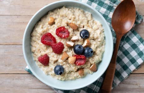 ओट्स: ओट्स में घुलनशील फाइबर होता है जो बैड कोलेस्ट्रॉल को कम करता है. यह आर्टरीज़ को ब्लॉक होने से बचाता है और दिल को हेल्दी रखता है.