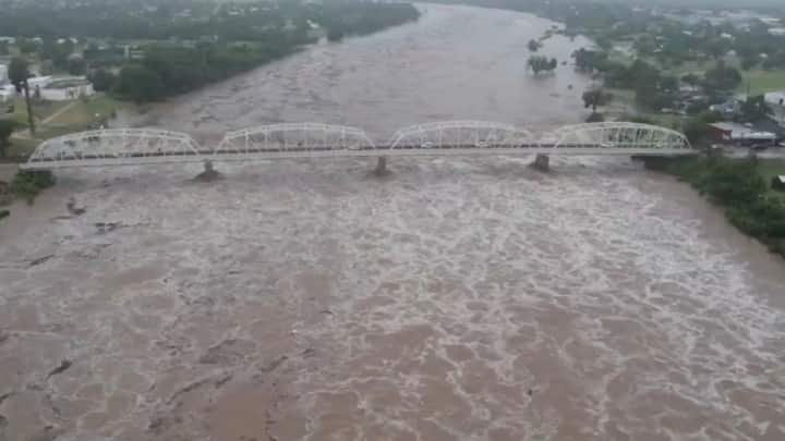 टेक्सास में स्थित ग्वाडालूप नदी के किनारे स्थित युवा समर कैंप में सैकड़ों बच्चे छुट्टियां मना रहे थे. तभी पानी का बहाव तेज हो जाने की वजह से बाढ़ की स्थिति बन गई और लोग बह गए.