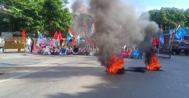 समस्तीपुर की यह तस्वीर है. जिले में जगह-जगह विपक्ष के नेता आगजनी कर सड़क जाम करते नजर आए. प्राइवेट स्कूल के संचालकों ने जिले में विद्यालय को आज बंद रखा है.