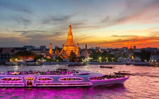 बजट ट्रैवल की बात हो और थाईलैंड का नाम न आए ऐसा हो नहीं सकता. बैंकॉक, पटाया और फुकेट में खूबसूरती के साथ-साथ शानदार नाइटलाइफ और शॉपिंग भी मिलती है. यहां पर आपको 60,000 से 90,000 तक का खर्च आएगा.