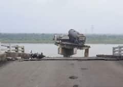 Bridge Collapse: पूल अचानक कोसळला, अनेक वाहनं नदीत; एक टँकर अडकून राहिला, तीन जणांचा मृत्यू