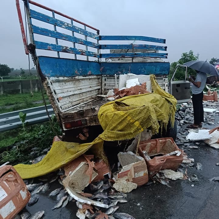 दोन्ही वाहने नागपूरहून मुंबईच्या दिशेने जात होती.