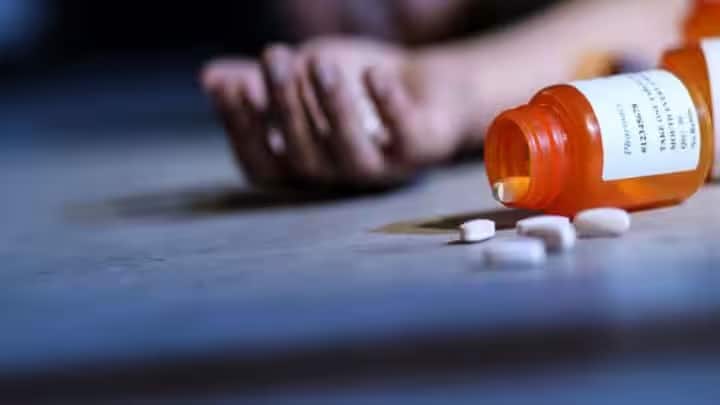 अगर राई उपलब्ध न हो तो एक गिलास पानी में एक मुट्ठी नमक मिलाकर रोगी को पिला दें। इससे भी रोगी को कुछ देर बाद उल्टी आ जाएगी।