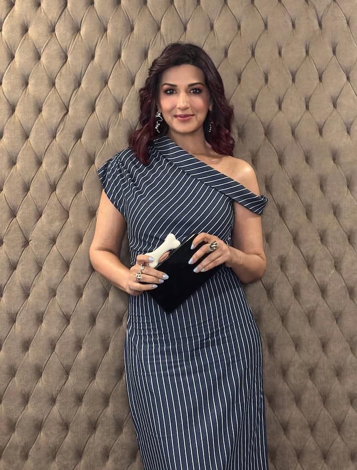 Dressed in an off-shoulder striped dress that fit her like a dream, Sonali blended simplicity with statement.